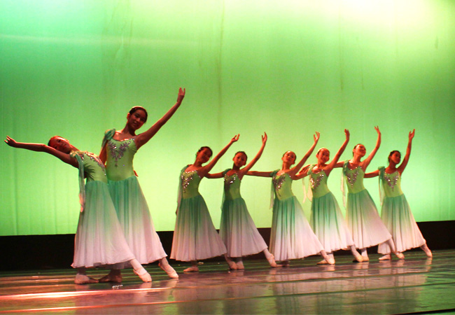 2013中国儿童歌舞学会第七届花儿朵朵舞蹈大赛中国儿童歌舞学会第七届花儿朵朵舞蹈大赛，现代舞《生命之树》荣获金奖 (2)