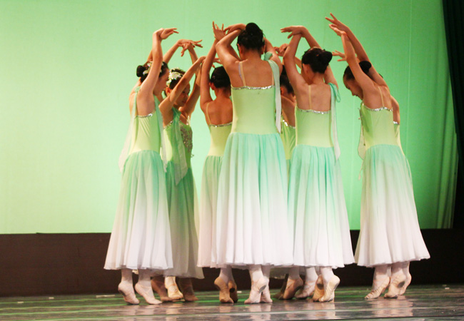 2013中国儿童歌舞学会第七届花儿朵朵舞蹈大赛中国儿童歌舞学会第七届花儿朵朵舞蹈大赛，现代舞《生命之树》荣获金奖(3)