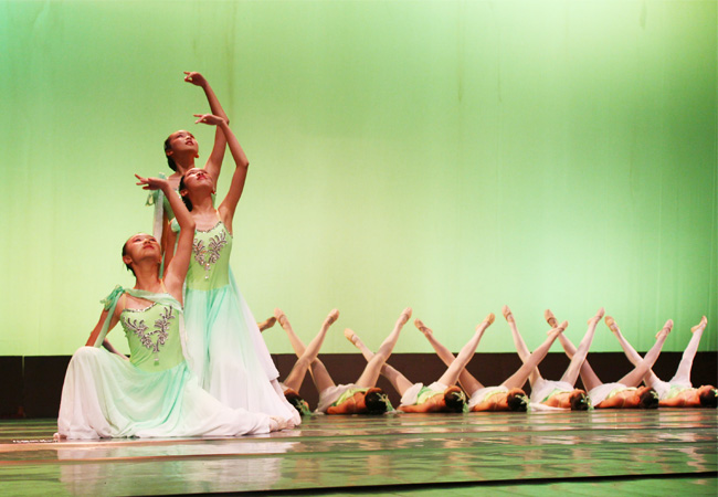 2013中国儿童歌舞学会第七届花儿朵朵舞蹈大赛中国儿童歌舞学会第七届花儿朵朵舞蹈大赛，现代舞《生命之树》荣获金奖