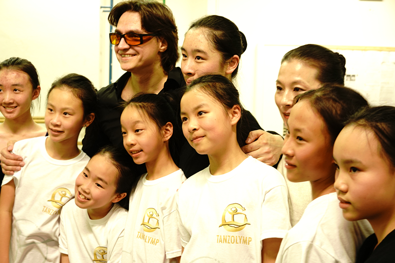 深圳市十二月舞蹈艺术团团员与俄罗斯芭蕾舞大师合影