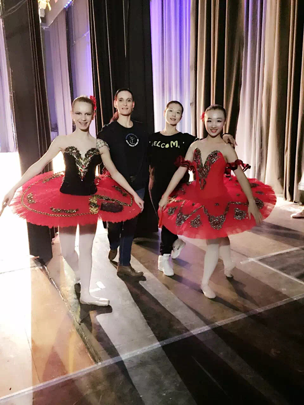 深圳市十二月舞蹈艺术团杨晴团长、冷雨同学与来自法国的参赛选手与她的老师合影